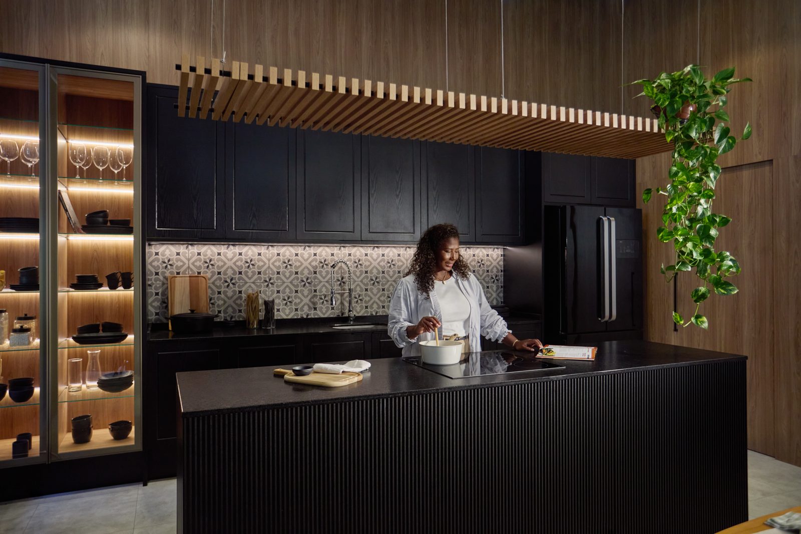 Cozinha planejada moderna em tons escuros — Italínea By Estilo