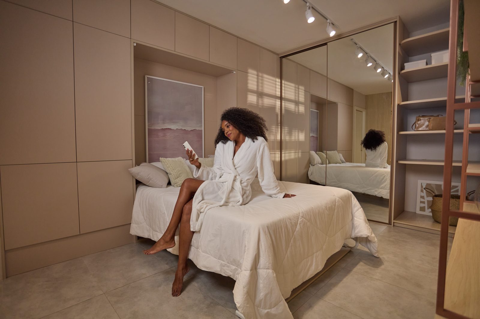 Quarto planejado com cabeceira estofada e closet integrado — Italínea By Estilo