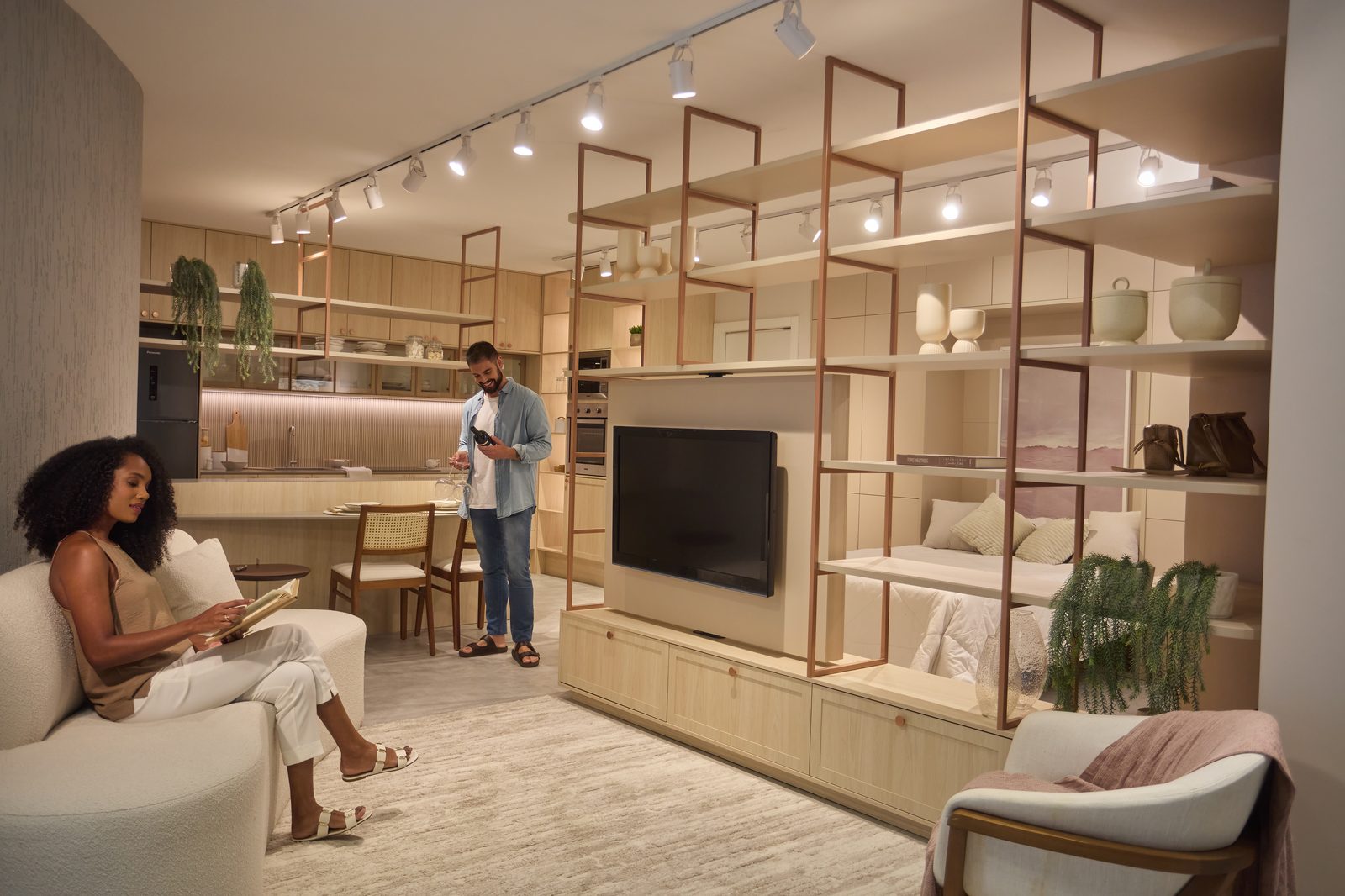 Sala de estar integrada à cozinha planejada — Italínea By Estilo