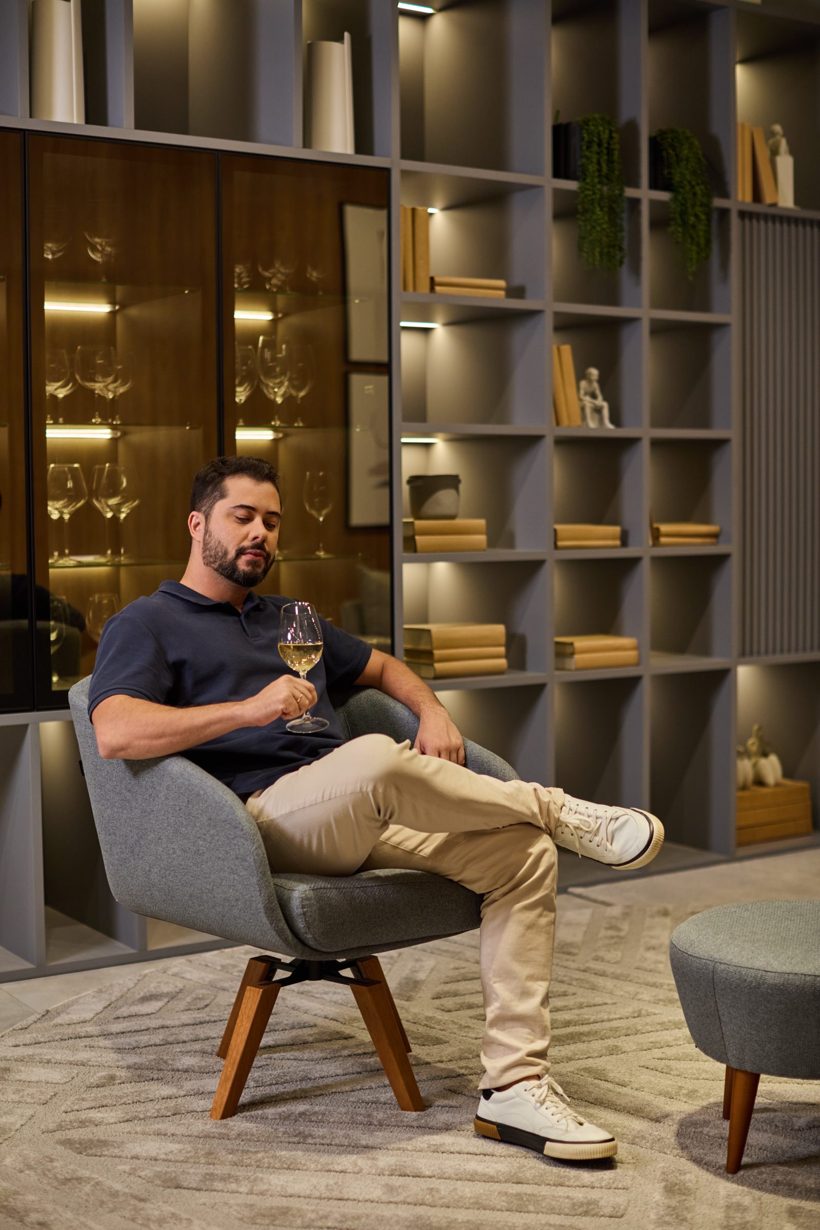 Sala de estar planejada com poltrona e adega de vinhos — Italínea By Estilo